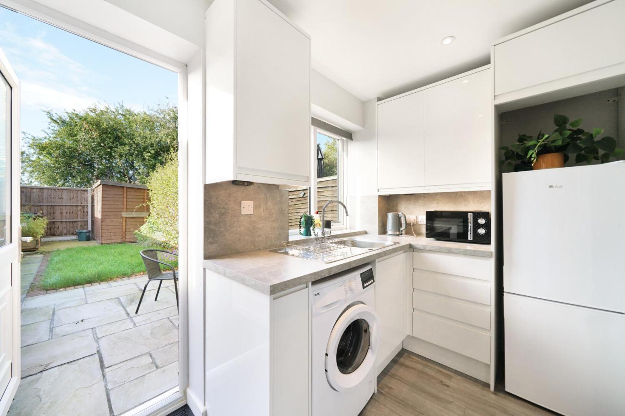 Cosy Corner In Aylesbury Near Stoke Mandeville Hospital & Town Centre With Private Parking Exterior photo