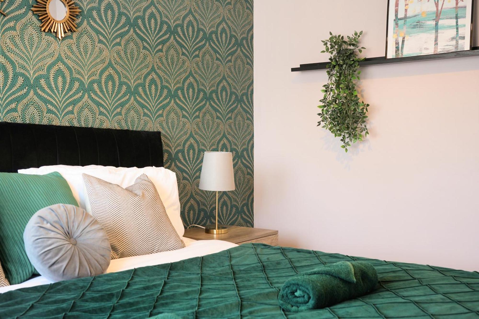 Cosy Corner In Aylesbury Near Stoke Mandeville Hospital & Town Centre With Private Parking Exterior photo