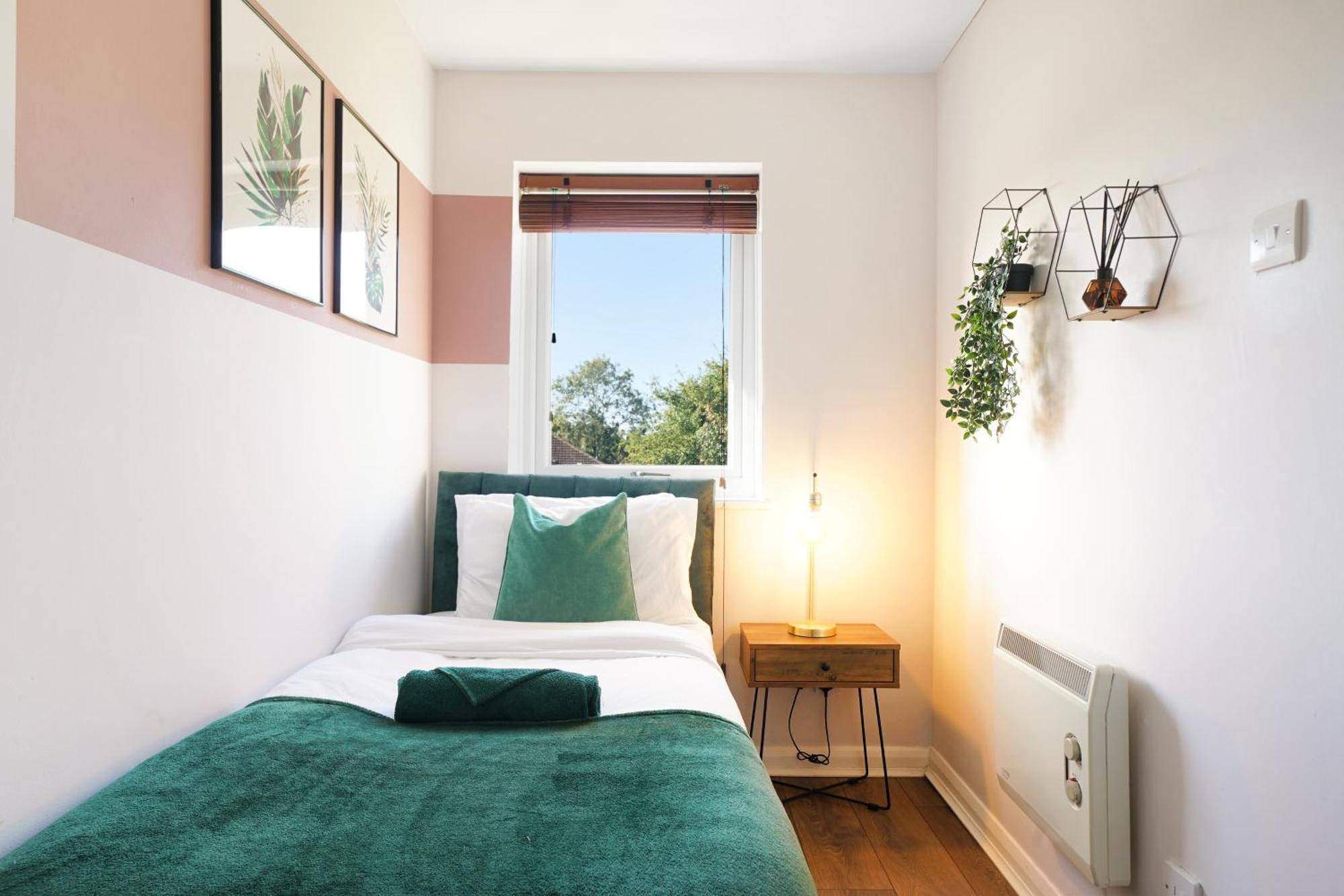 Cosy Corner In Aylesbury Near Stoke Mandeville Hospital & Town Centre With Private Parking Exterior photo