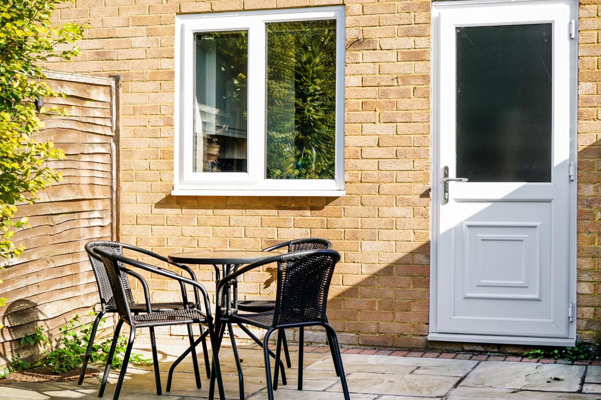 Cosy Corner In Aylesbury Near Stoke Mandeville Hospital & Town Centre With Private Parking Exterior photo